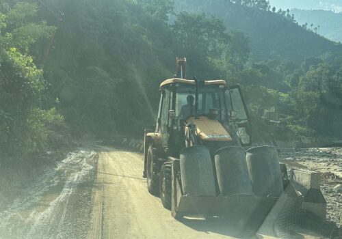 रोशीको पिप्लेखण्डमा ठूलो सुक्खा पहिरो खसेपछि बीपी राजमार्ग पुन: अवरुद्ध