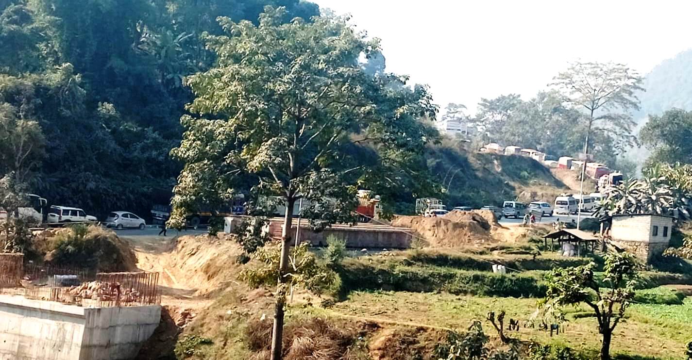 पृथ्वी राजमार्गः मध्य दिनमा बन्द गरि काम, यात्रुलाई सास्तिको जाम