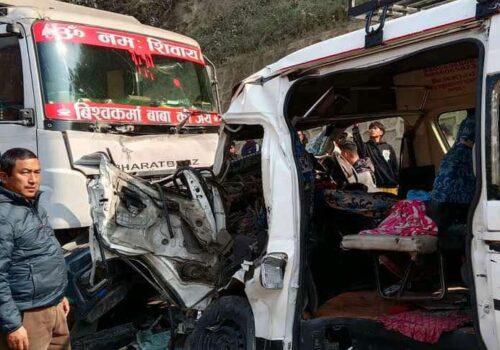 धादिङको आदमघाटमा माइक्रोबस र ट्रक ठोक्किदा १६ जना घाइते