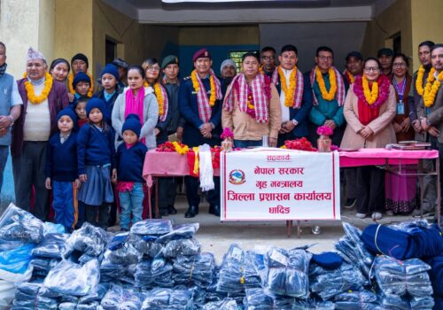 रोटरी क्लव अफ धादिङद्धारा विद्यार्थीलाई न्यानो कपडा वितरण