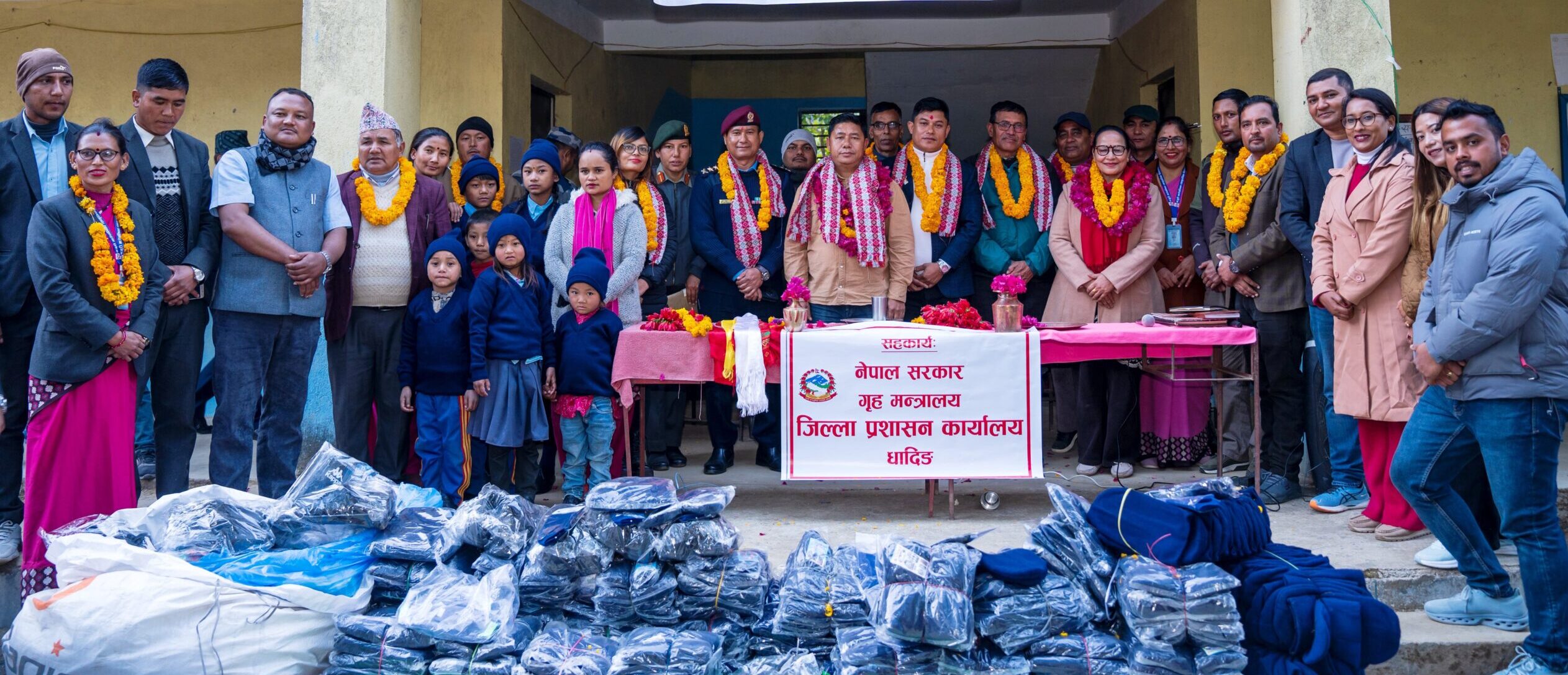 रोटरी क्लव अफ धादिङद्धारा विद्यार्थीलाई न्यानो कपडा वितरण