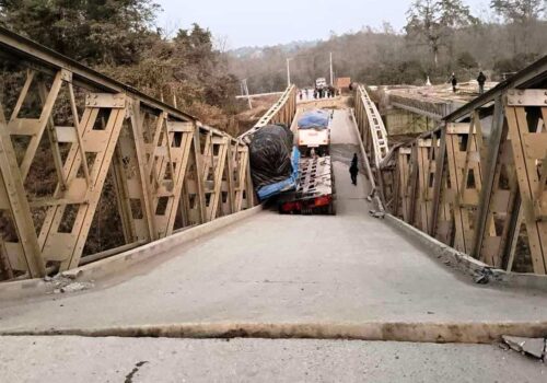 विनयी खोलाको भाँचिएको पुल नबन्दा यात्रुलाई सास्ती