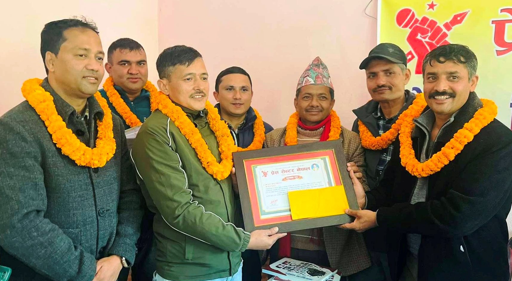 रवि–ज्वाला क्रियाशिल पत्रकारिता पुरस्कारबाट नारायण सिलवाल सम्मानित