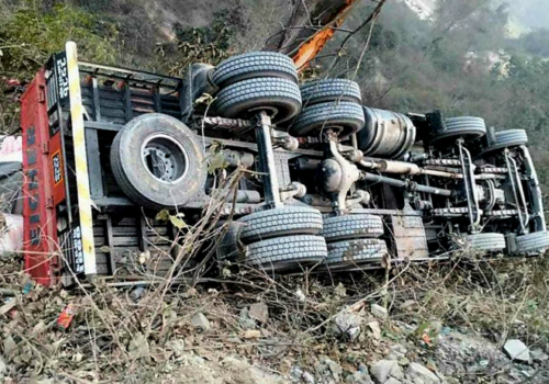 पृथ्वी राजमार्ग अन्तर्गत धादिङको थाक्रेमा ट्रक दुर्घटना