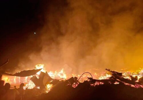 प्लाई उद्योगमा लागेको आगोले आसपासका बस्ति जोखिममा