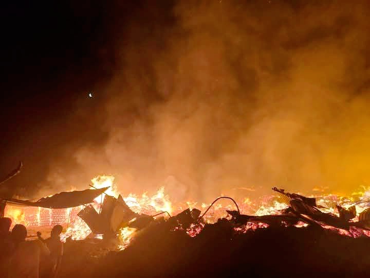 प्लाई उद्योगमा लागेको आगोले आसपासका बस्ति जोखिममा