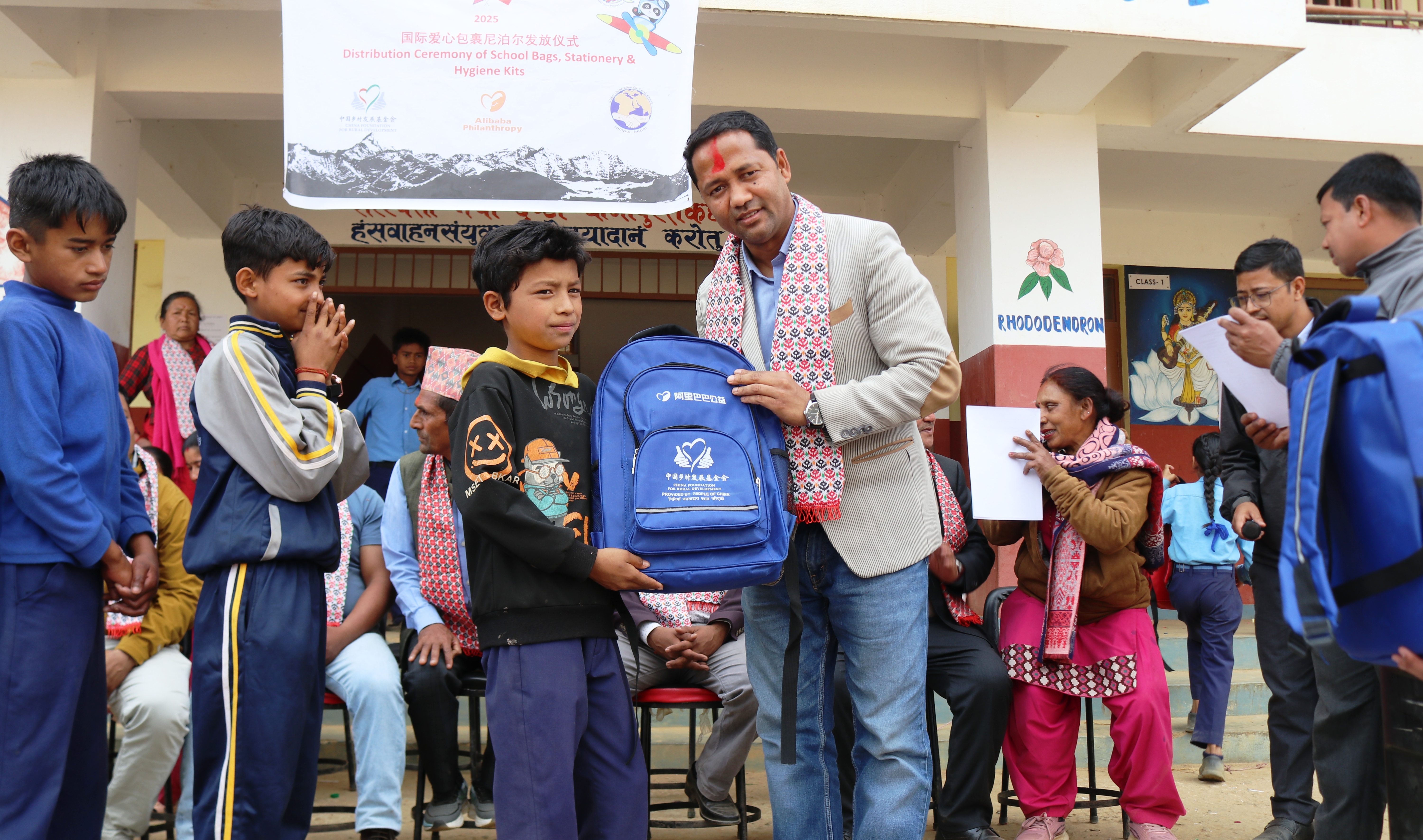 नीलकण्ठ नगरपालिकाका विद्यार्थीलाई ४३ लाख बराबरको शैक्षिक सामाग्री वितरण