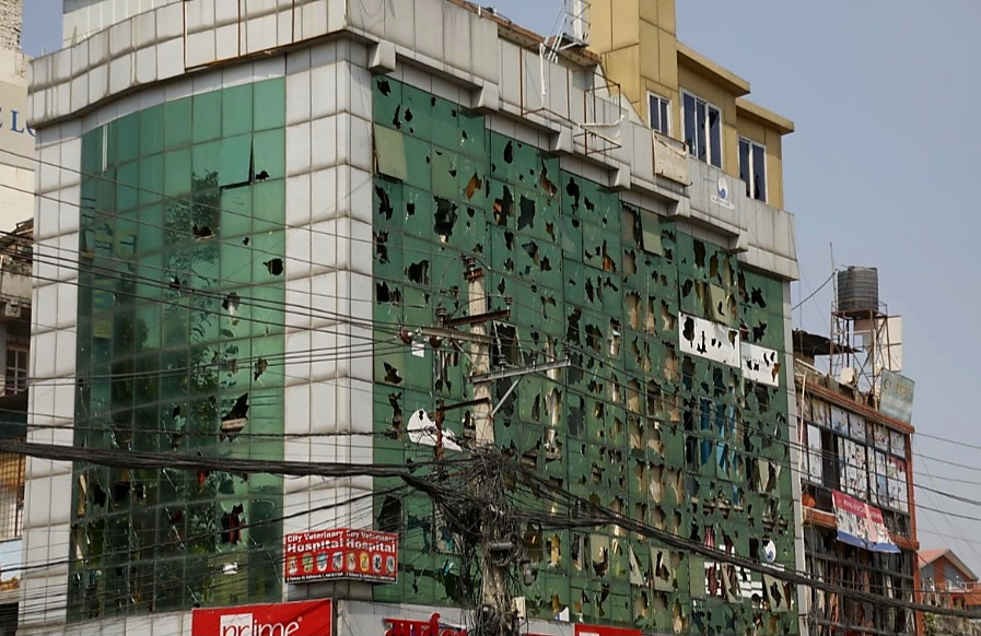 राजावादी प्रदर्शनकारीहरुले व्यक्तिका घरको सिसा झ्याङप्वाल पारे