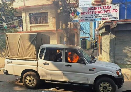 पेरिसडाँडा नजिकै सरकारी गाडीमा आगजनी