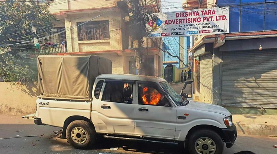पेरिसडाँडा नजिकै सरकारी गाडीमा आगजनी