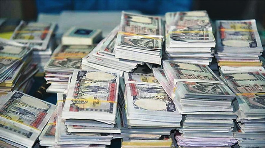 करिब २५ करोडसहित काठमाडौंबाट दुई जना पक्राउ