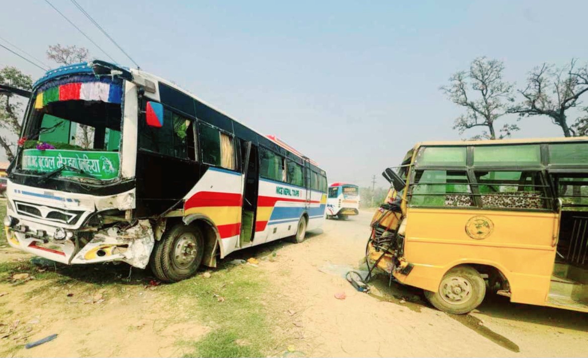 नवलपरासीमा स्कुल बस र यात्रुवाहक बस ठोक्किदा २० जना घाइते