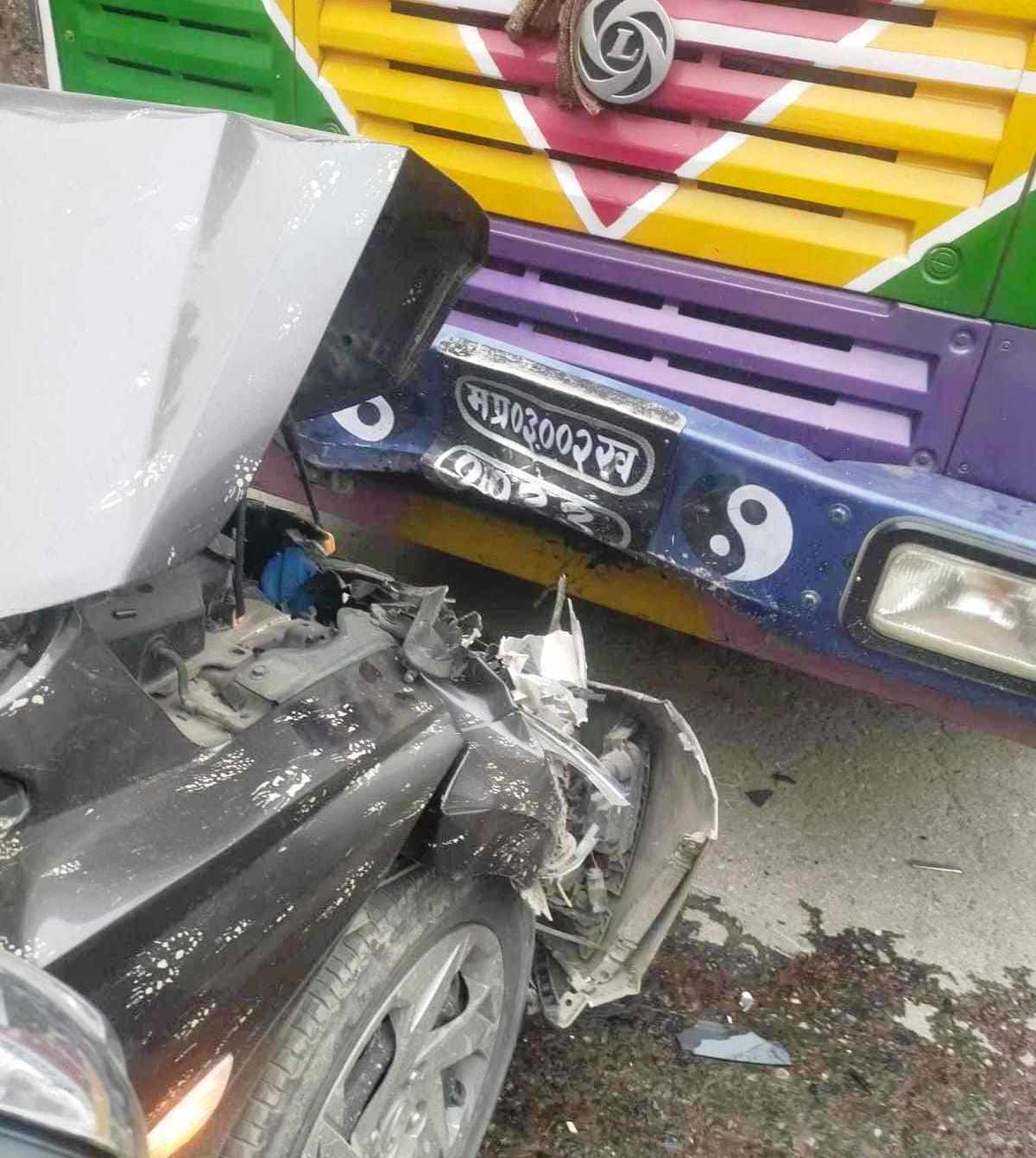 पृथ्वी राजमार्ग अन्तर्गत थाक्रेमा कार र ट्रक ठोक्किदा ५ जना घाइते