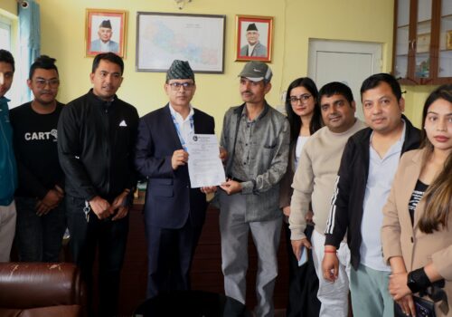 दोषीलाई कारबाहीको माग राख्दै धादिङका पत्रकारले बुझाए प्रमुख जिल्ला अधिकारीलाई ध्यानाकर्षण पत्र