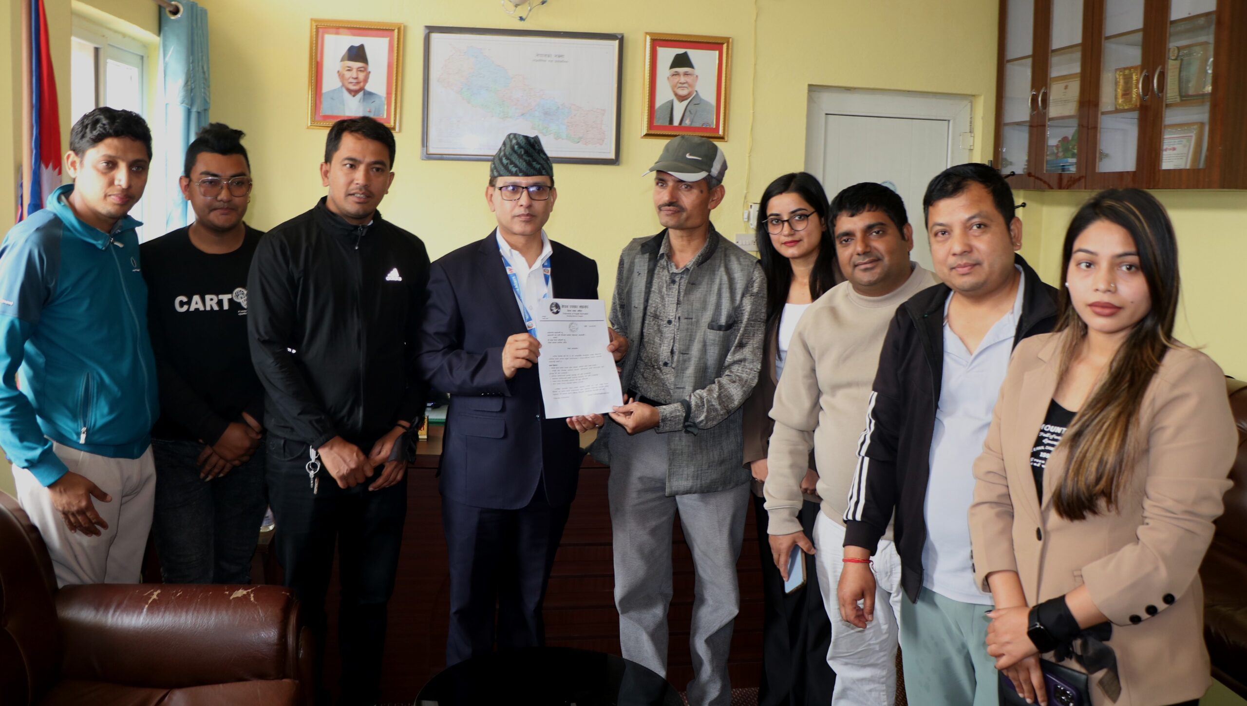 दोषीलाई कारबाहीको माग राख्दै धादिङका पत्रकारले बुझाए प्रमुख जिल्ला अधिकारीलाई ध्यानाकर्षण पत्र