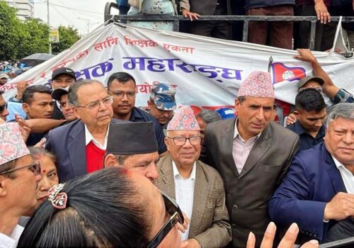 शिक्षक आन्दोलनमा पुगे माधव नेपालसहित एसका नेताहरु