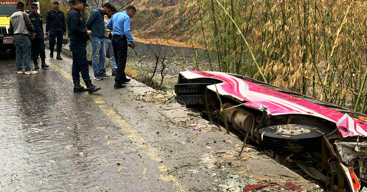 बिपी राजमार्गमा बस दुर्घटना हुँदा ११ जना घाइते