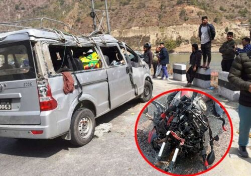 ईभी भ्यान र मोटरसाइकल ठोक्किदा एकको मृत्यु, नौ जना घाइते