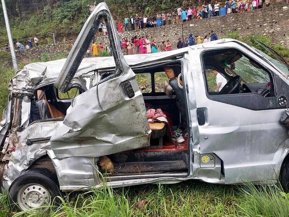 कास्कीमा ईभी हायस दुर्घटना हुँदा ३ जनाको मृत्यु, ८ जना घाइते