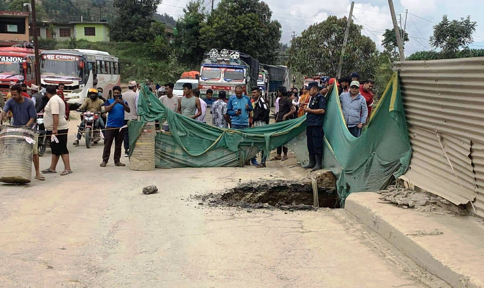 धादिङको थाक्रेमा पुलमा भ्वाङ परेपछि पृथ्वी राजमार्ग बन्द