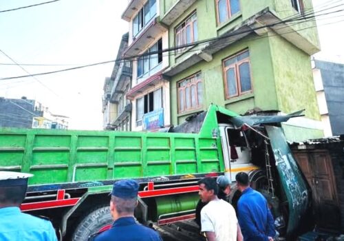 धुलिखेलमा घरभित्र टिपर छिर्‍यो