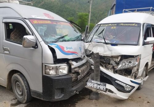 धादिङको गल्छीमा दुई वटा माइक्रोबस ठोक्किदा १२ जना घाइते