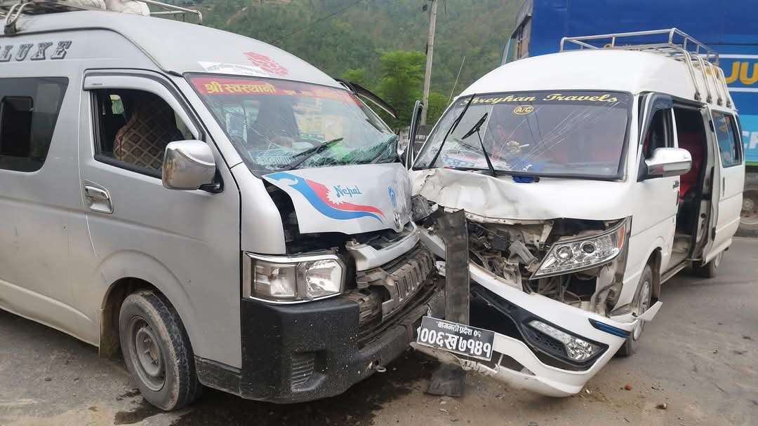 धादिङको गल्छीमा दुई वटा माइक्रोबस ठोक्किदा १२ जना घाइते