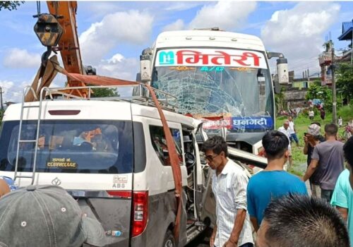 चितवनमा बस र माइक्रोबस ठोक्किँदा ७ जनाको मृत्यु, १८ जना घाइते