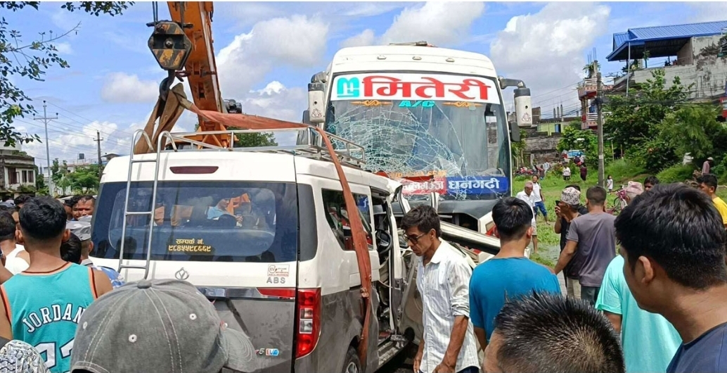 चितवनमा बस र माइक्रोबस ठोक्किँदा ७ जनाको मृत्यु, १८ जना घाइते
