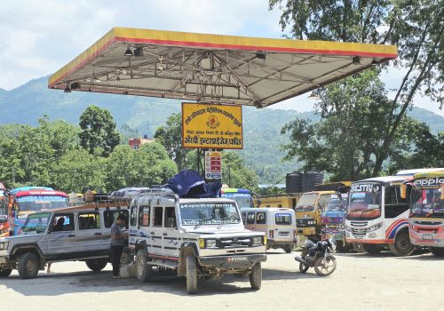 धादिङ लगायत पृथ्वी राजमार्ग आसपासका पेट्रोल पम्पहरुमा इन्धन अभाव