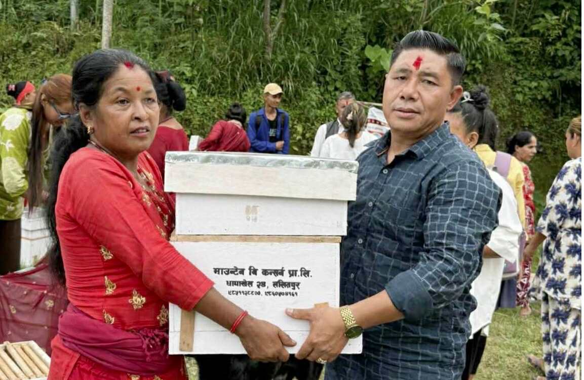 गजुरी गाउँपालिकाका महिला कृषकहरुलाई आधुनिक मौरीको घार