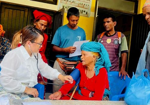 धादिङमा विशेषज्ञ स्वास्थ्य शिविरमा ४ सय १ जनाले सेवा लिए