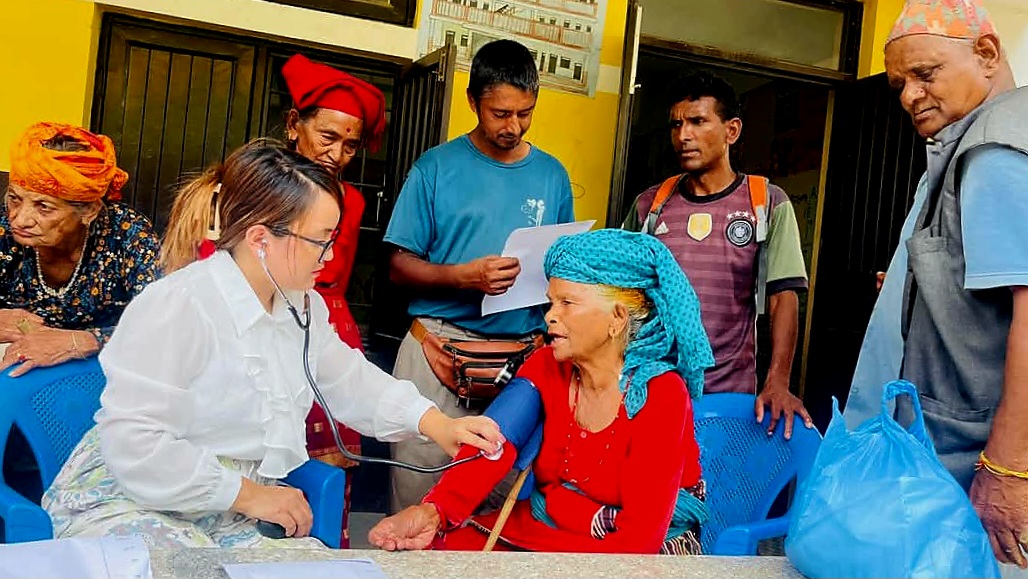 धादिङमा विशेषज्ञ स्वास्थ्य शिविरमा ४ सय १ जनाले सेवा लिए