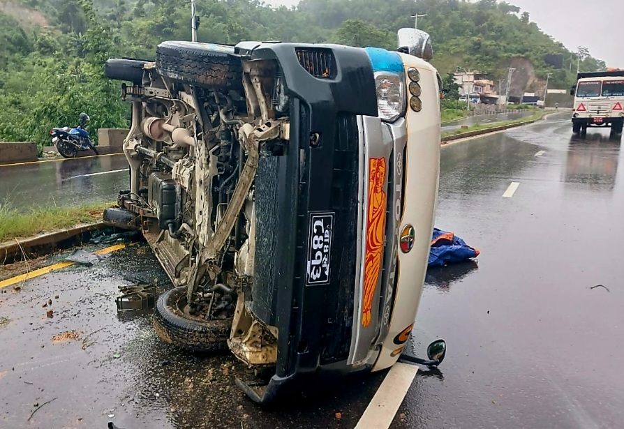 पृथ्वी राजमार्ग अन्तर्गत छिर्कनमा माइक्रोबस दुर्घटना हुँदा ४ जना घाइते 