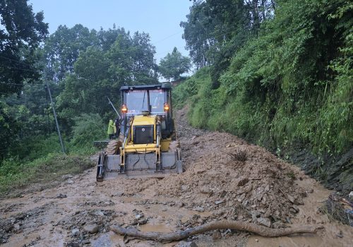 पहिरोले अवरुद्ध धादिङबेसी–मलेखु सडक खण्ड खुलाउने प्रयास