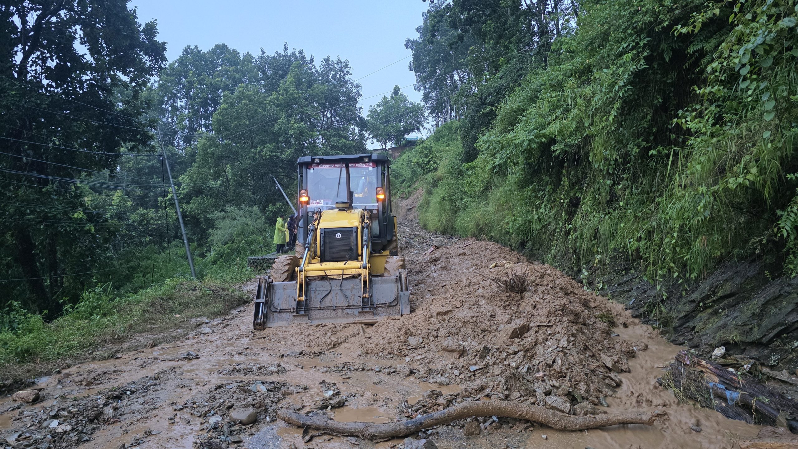 पहिरोले अवरुद्ध धादिङबेसी–मलेखु सडक खण्ड खुलाउने प्रयास