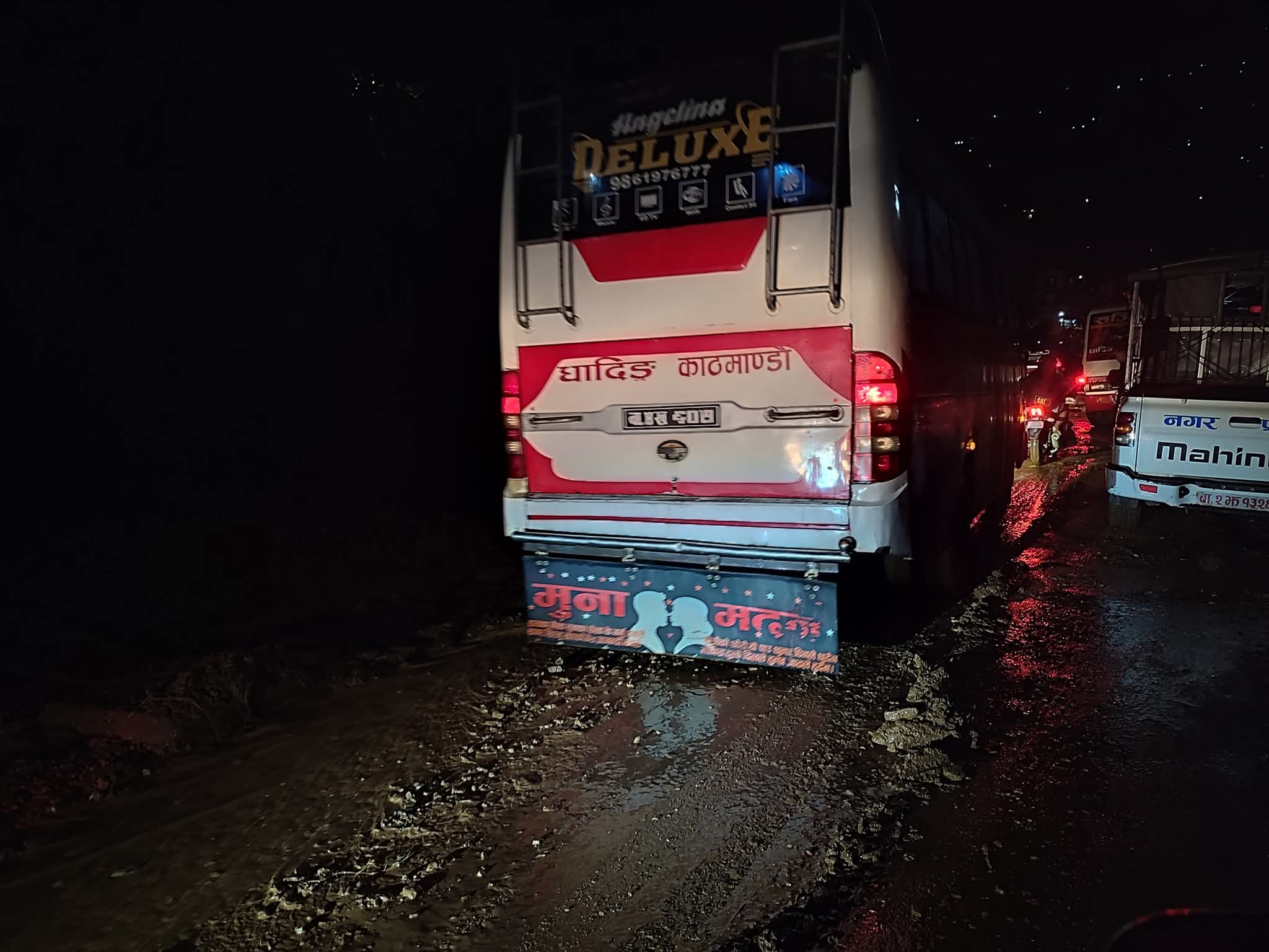 पहिरोले अवरुद्ध धादिङबेसी–मलेखु सडक खण्ड एकतर्फी खुल्यो 