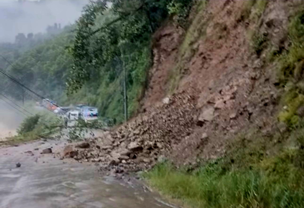 पृथ्वी राजमार्ग ठाउँ ठाउँमा अवरुद्ध 