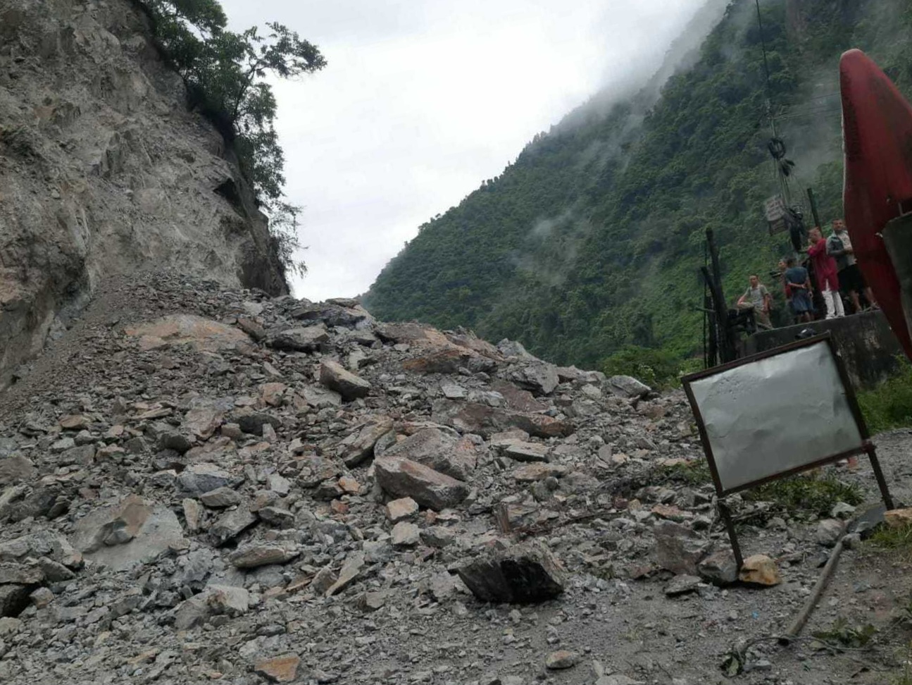 धादिङमा सुख्खा पहिरोले पृथ्वी राजमार्ग अवरुद्ध