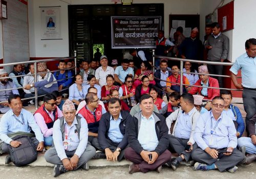 विद्यालय शिक्षा विधेयक सच्याउन माग गर्दै शिक्षकहरुद्वारा धर्ना 