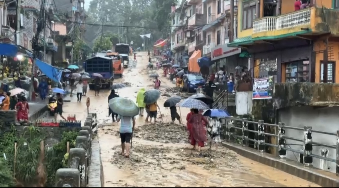 धादिङबेसी–मलेखु सडक खण्ड अवरुद्ध 