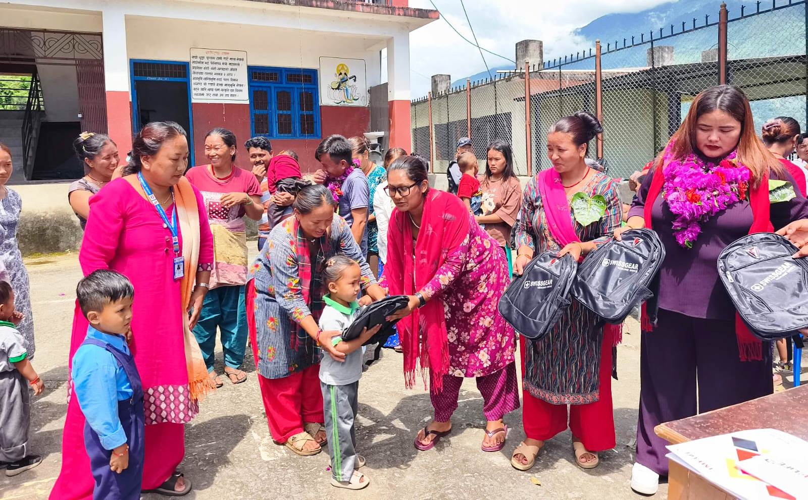 रसुवाका डेढ सय विद्यार्थीलाई झोलासहित शैक्षिक सामाग्री वितरण