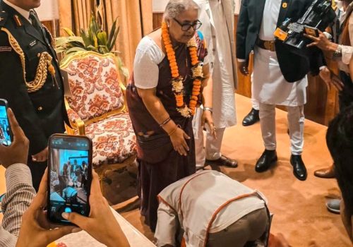 जेनजी आन्दोलनका लिडर गुरुङले प्रधानमन्त्री कार्कीको खुट्टामै ढोगे 