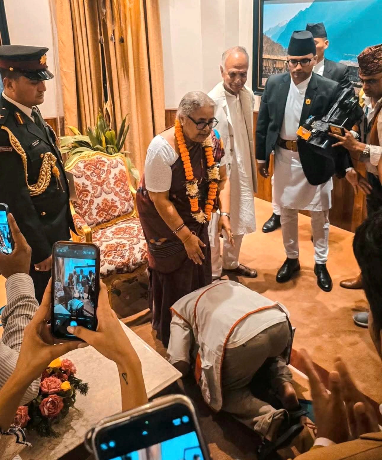 जेनजी आन्दोलनका लिडर गुरुङले प्रधानमन्त्री कार्कीको खुट्टामै ढोगे 