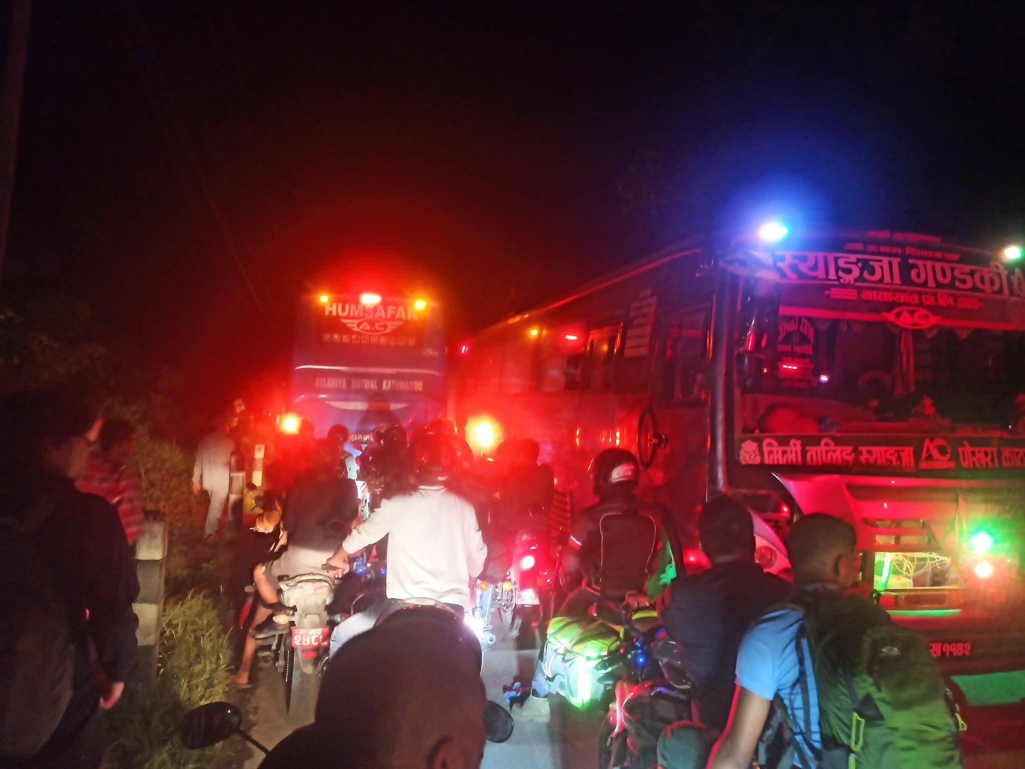 पहिरोका कारण ३६ घण्टादेखि नारायणगढ मुग्लिन सडक ठप्प