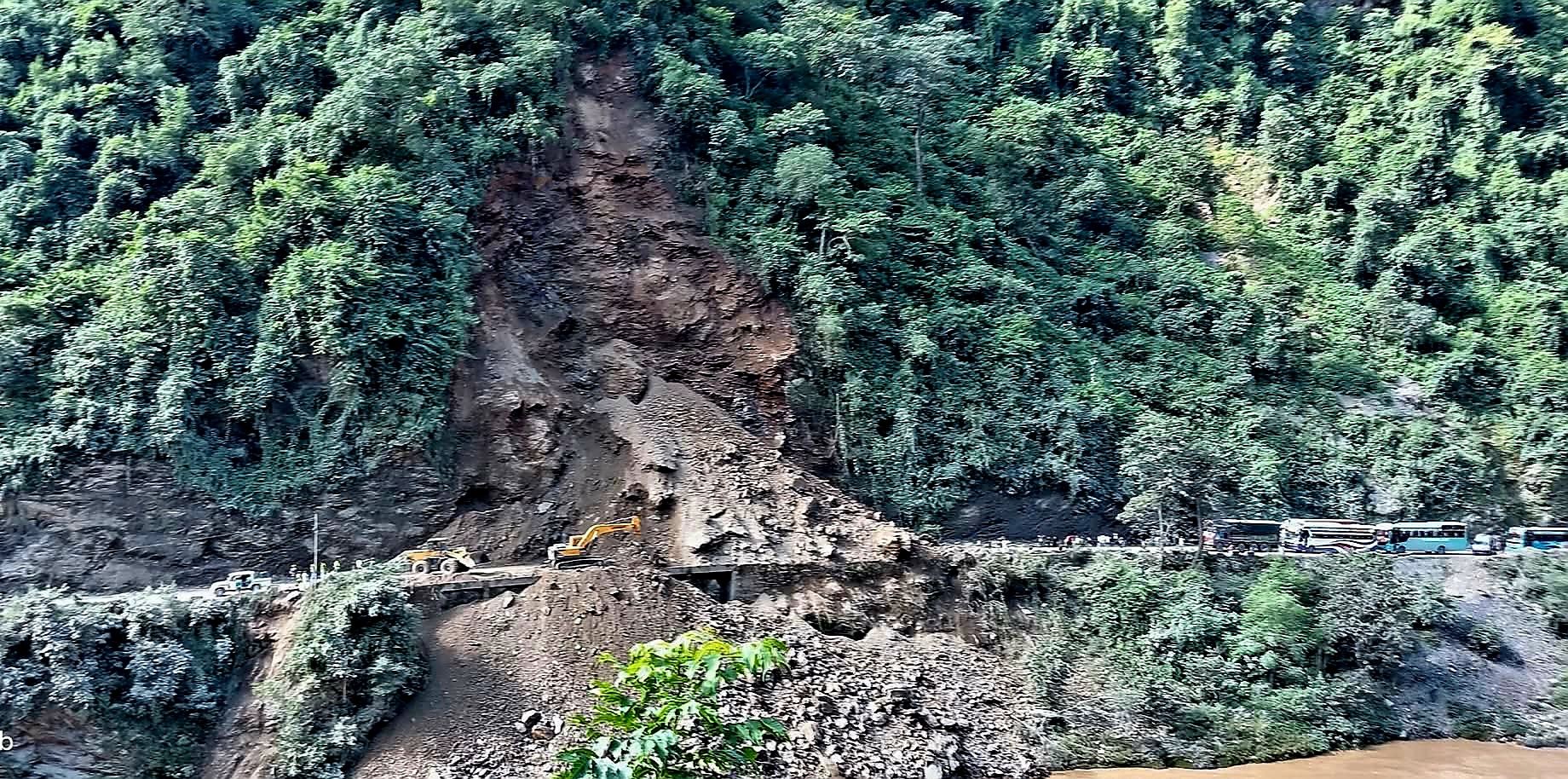 पहिरोले अवरुद्ध पृथ्वी राजमार्ग खुल्न अझै २ घण्टा लाग्ने 