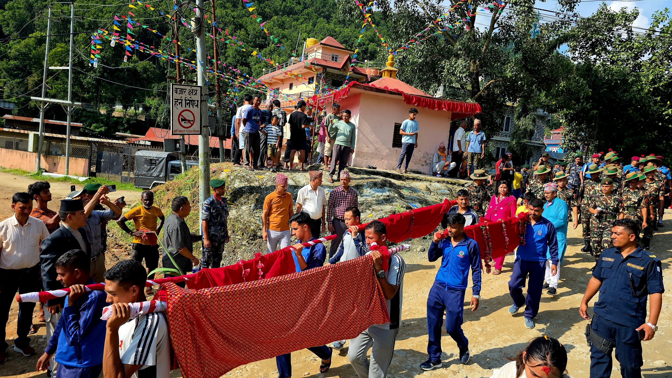 आज घरघरमा फूलपाती भित्राइँदै