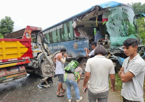 धादिङको बाह्रकिलामा बस र टिपर ठोक्किदा पाँच जना घाइते