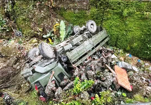 नेपाली सेनाको ट्रक दुर्घटना हुँदा १६ जना घाइते