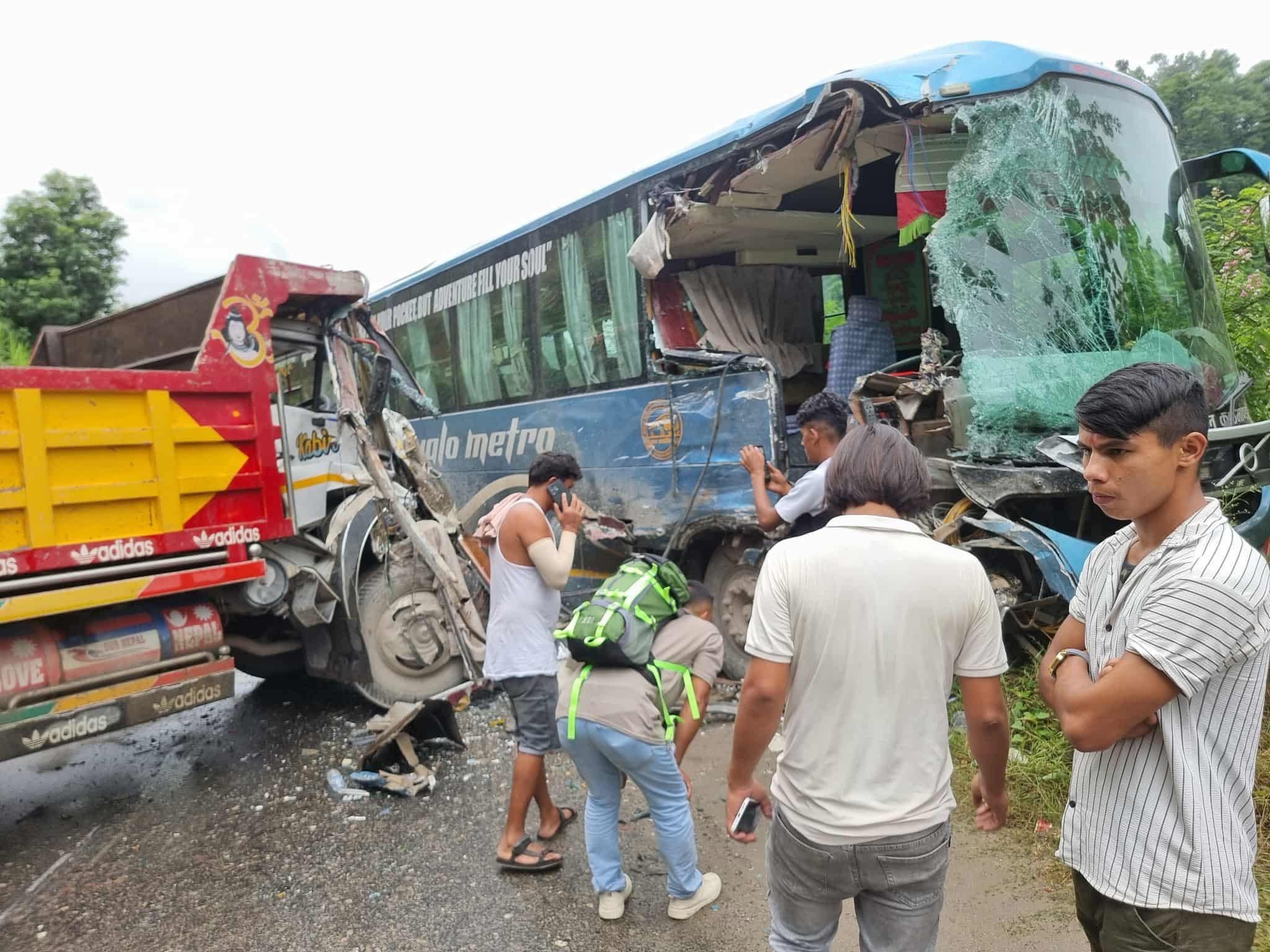 धादिङको बाह्रकिलामा बस र टिपर ठोक्किदा पाँच जना घाइते
